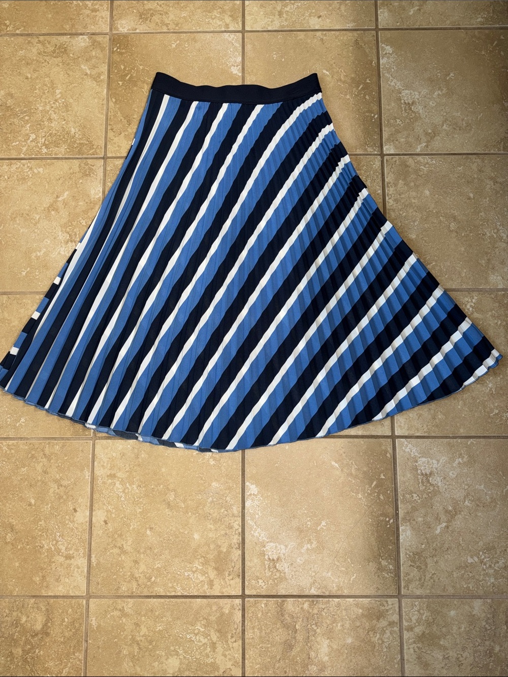 πNEW WITH TAGS, BLUE STRIPED MIDI SKIRT SIZE MEDIUM π